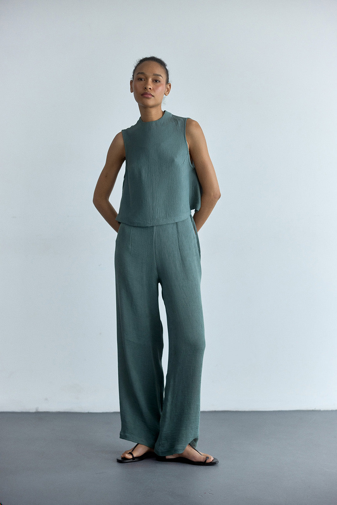 Pantalón Recto Plegado - Eucalipto